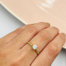 Cargar imagen en el visor de la galería, Anillo De Compromiso Modelo Gaby en Oro 18k
