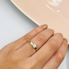 Cargar imagen en el visor de la galería, Anillo De Compromiso Modelo Aurora en Oro 18k
