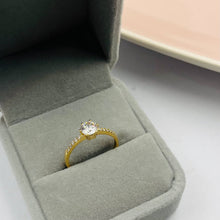Cargar imagen en el visor de la galería, Anillo De Compromiso Modelo Laura en Oro 18k
