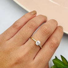 Cargar imagen en el visor de la galería, Anillo De Compromiso Modelo Laura en Oro 18k
