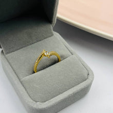 Cargar imagen en el visor de la galería, Anillo De Compromiso Modelo Sara en Oro 18k
