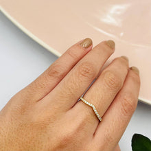 Cargar imagen en el visor de la galería, Anillo De Tiara Con Circones en Oro 18k
