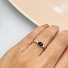 Cargar imagen en el visor de la galería, Anillo De Circón Azul en Oro 18k
