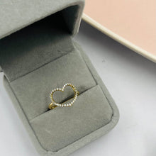 Cargar imagen en el visor de la galería, Anillo De Corazón Con Circones en Oro 18k
