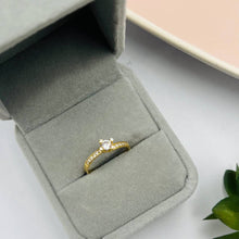 Cargar imagen en el visor de la galería, Anillo De Compromiso Modelo Carol en Oro 18k
