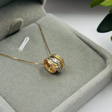Cargar imagen en el visor de la galería, Cadena Con Dije de 3 Aros en Oro 18k
