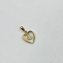 Cargar imagen en el visor de la galería, Dije De Corazón Con Punto De Luz en Oro 18k
