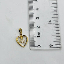 Cargar imagen en el visor de la galería, Dije De Corazón Con Punto De Luz en Oro 18k
