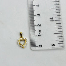 Cargar imagen en el visor de la galería, Dije De Corazón Con Circones en Oro 18k
