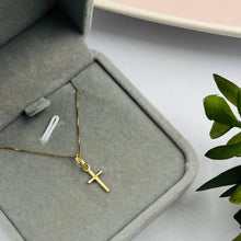Cargar imagen en el visor de la galería, Cadena Con Dije De Cruz Con Cristo Mini En Oro 18k
