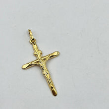 Cargar imagen en el visor de la galería, Dije De Cruz Pequeña Con Cristo  en Oro 18k
