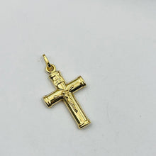 Cargar imagen en el visor de la galería, Dije De Cruz Con Cristo Modelo Aplanado en Oro 18k
