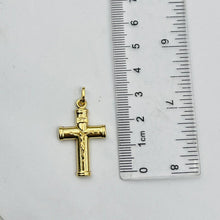 Cargar imagen en el visor de la galería, Dije De Cruz Con Cristo Modelo Aplanado en Oro 18k
