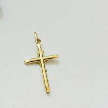 Cargar imagen en el visor de la galería, Dije De Cruz Con Cristo Modelo Liso En Oro 18k
