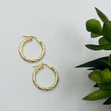 Cargar imagen en el visor de la galería, Argollas Entorchadas Cierre Italiano 18mm en Oro 18k
