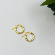 Cargar imagen en el visor de la galería, Argollas Lisas Cierre Italiano 12mm en Oro 18k
