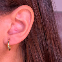 Cargar imagen en el visor de la galería, Argollas Huggies Lisas 16mm en Oro 18k
