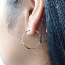 Cargar imagen en el visor de la galería, Argollas Diamantadas 25mm en Oro 18k
