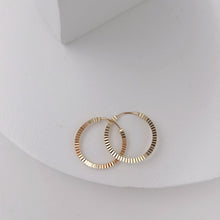 Cargar imagen en el visor de la galería, Argollas Diamantadas 15mm en Oro 18k
